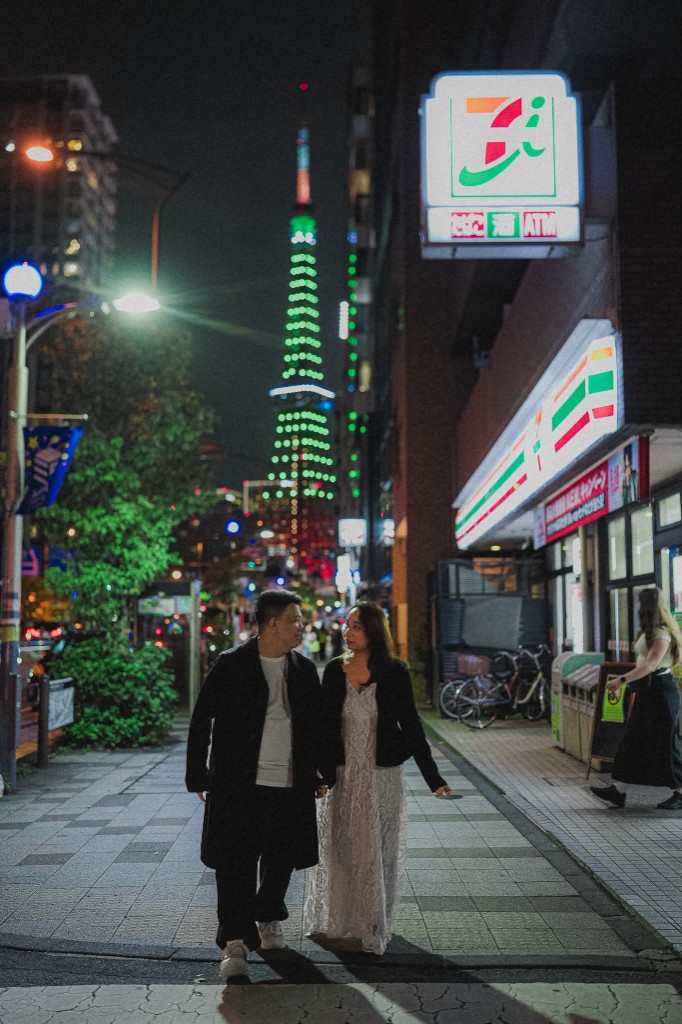 Rey and Kim walking at night